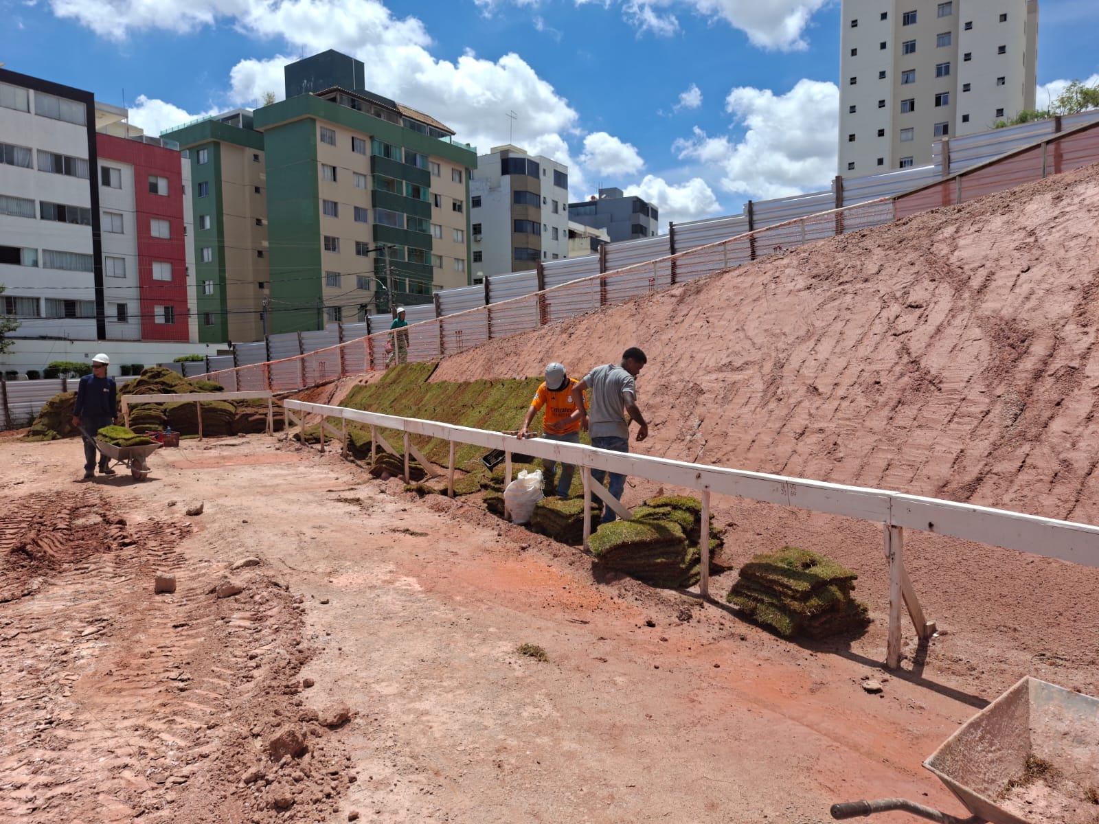 Talude antes do plantio de grama