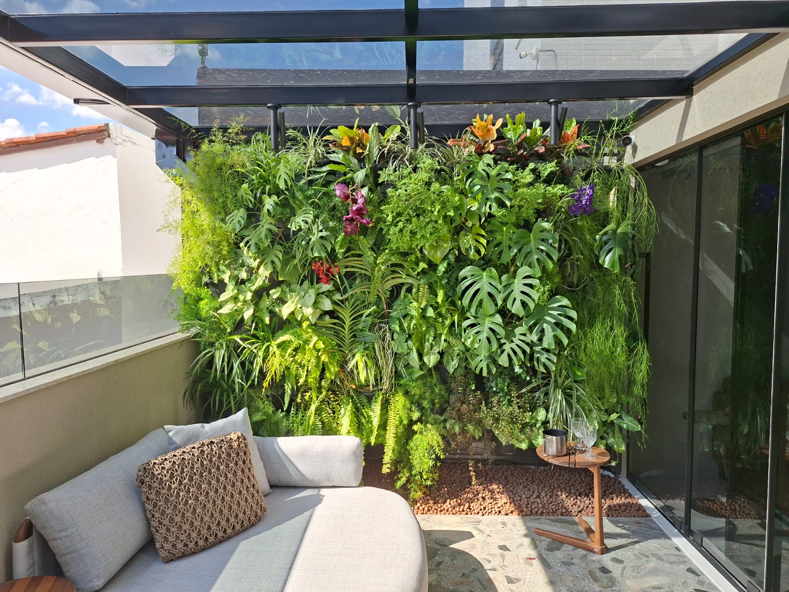 Jardim vertical concluído e integrado ao ambiente